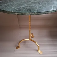 Tafel met marmer blad en verguld gesmede onderkant  . 75 cm hoog blad is 70 cm .
