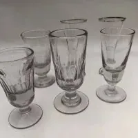 Grote collectie Franse wijnglazen