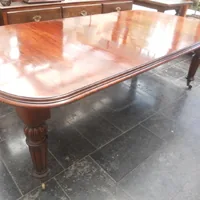 Victoriaanse wind-out table . Tot lengte 250 cm, 110 cm breed